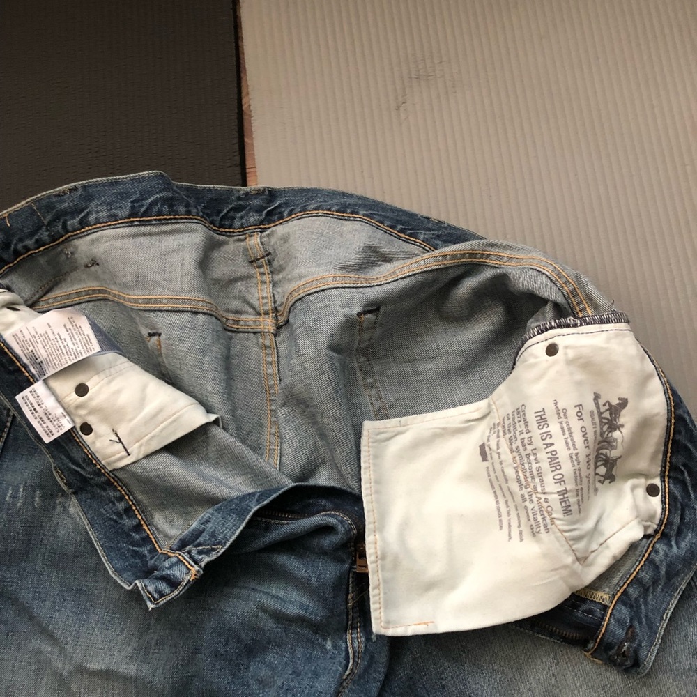 569 Levis Strauss & Co Distressed Jeans